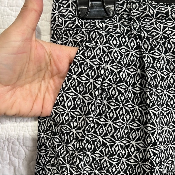Banana Republic Black & White Diamond Pattern Shorts, Size 0 - Picture 4 of 10